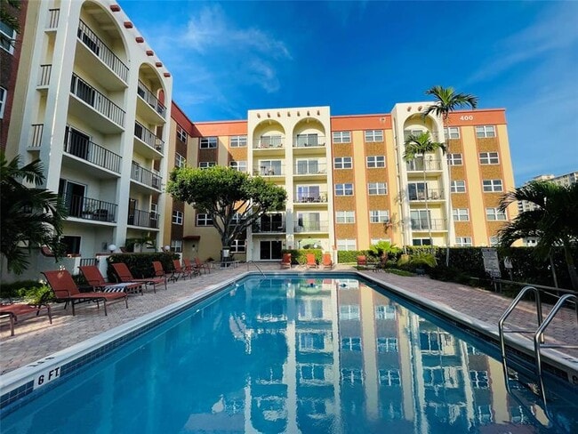 Building Photo - 400 N Riverside Dr