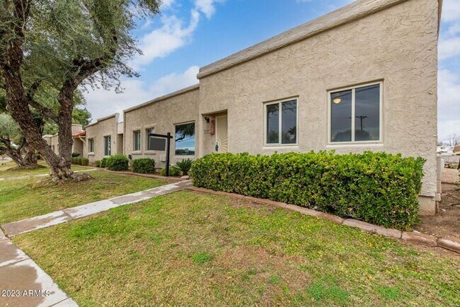 Building Photo - Furnished Optional 3 bed 2 bath Townhome