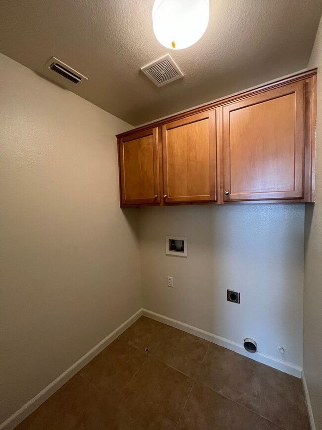 Building Photo - Spacious 4 bedroom 2.5 Bathroom Gold River...