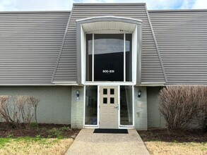 Building Photo - Elegant 1-Bedroom Condo Near Shelbyville Rd