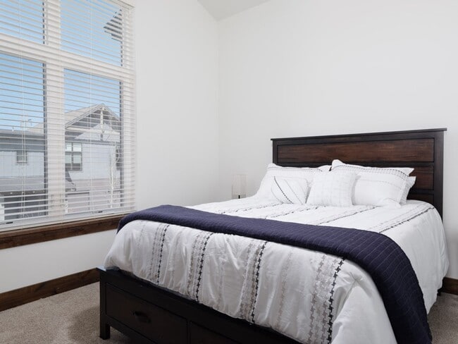 Building Photo - Seasonal Finished 3 BR 2.5 Bath with attac...