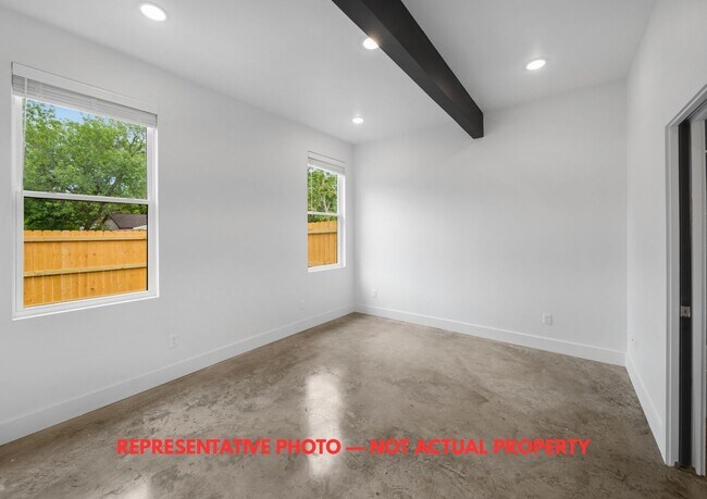 Building Photo - 207 Lynn Dr