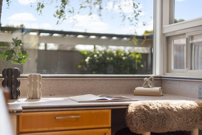 Building Photo - 729 Stendhal Ln