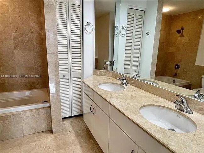 Building Photo - 801 Brickell Key Blvd