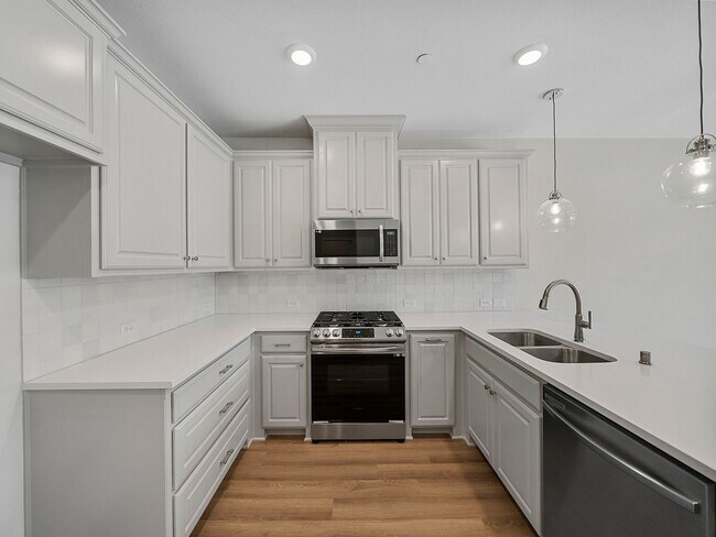 Building Photo - 917 Emerling Dr
