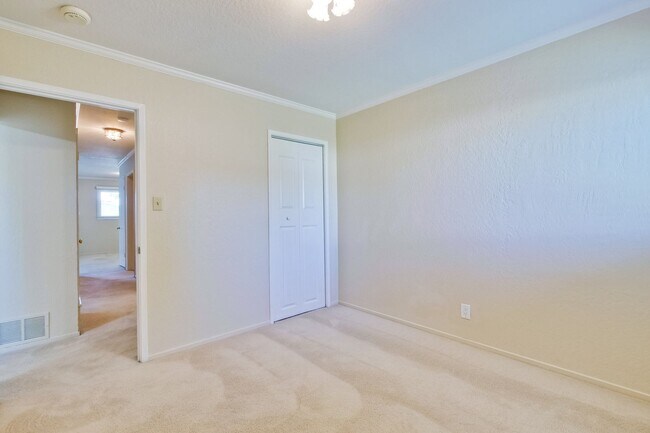 Building Photo - Excellent 4 bed 2.5 Bath Single Family Home!