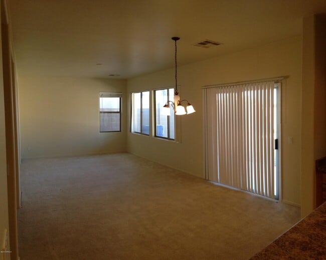 Building Photo - 2050 S Falcon Dr