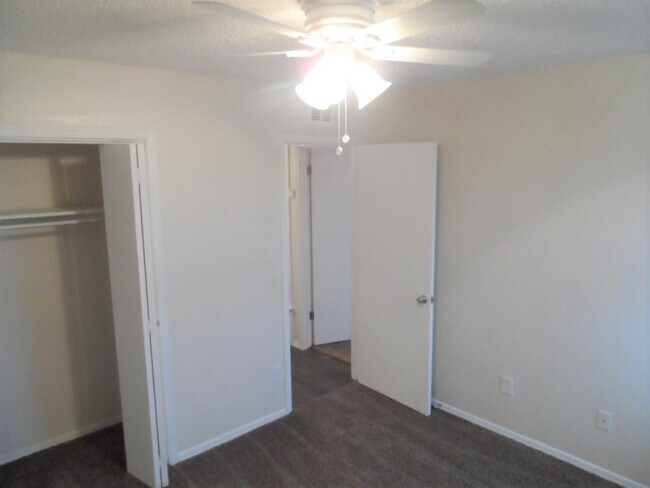 Building Photo - 1331 Glen Oaks Ct