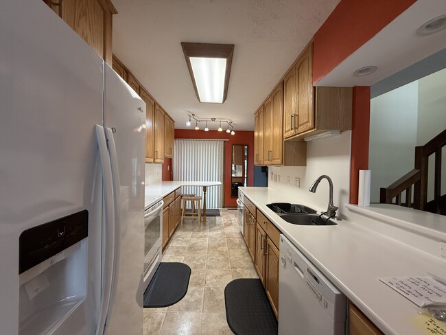Building Photo - 4016 Fairway Lakes Dr
