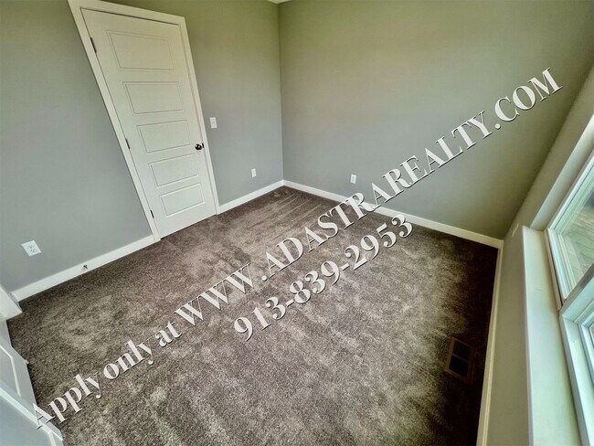 Building Photo - Beautiful Like New 4 Bed 4 Bath Home in Overland Park-Available NOW!!