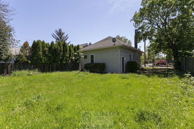 Building Photo - Charming 3 Bedroom Craftsman Home Available in SE Portland!