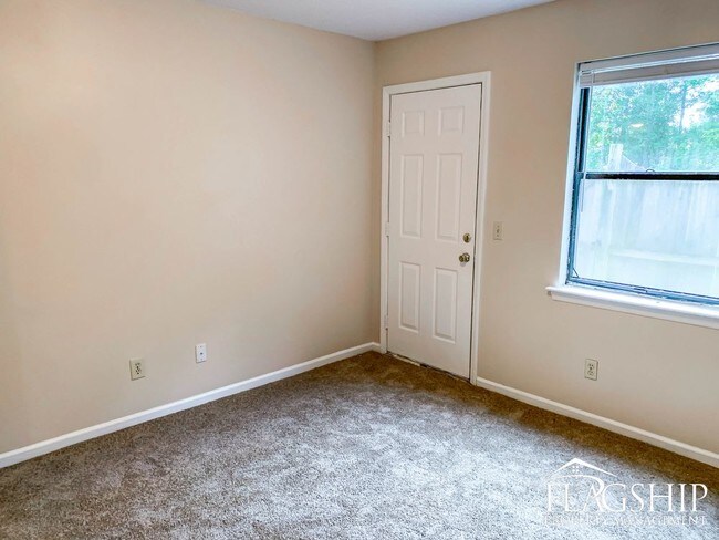 Building Photo - Two Bedroom Greenville Apartment