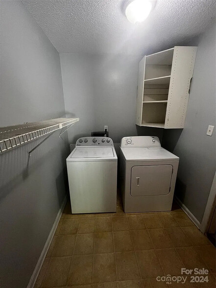 Building Photo - Room in House on Flint Glenn Ln