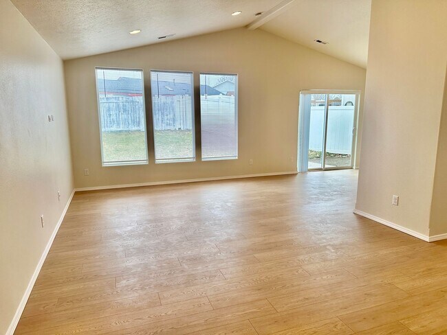 Building Photo - New on the market!