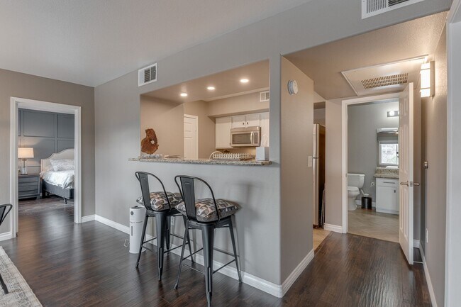 Building Photo - CHARMING FURNISHED 2 BEDROOM SHORT TERM RE...