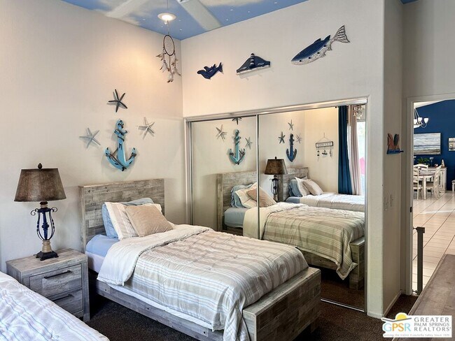 Building Photo - 9939 Vía Real