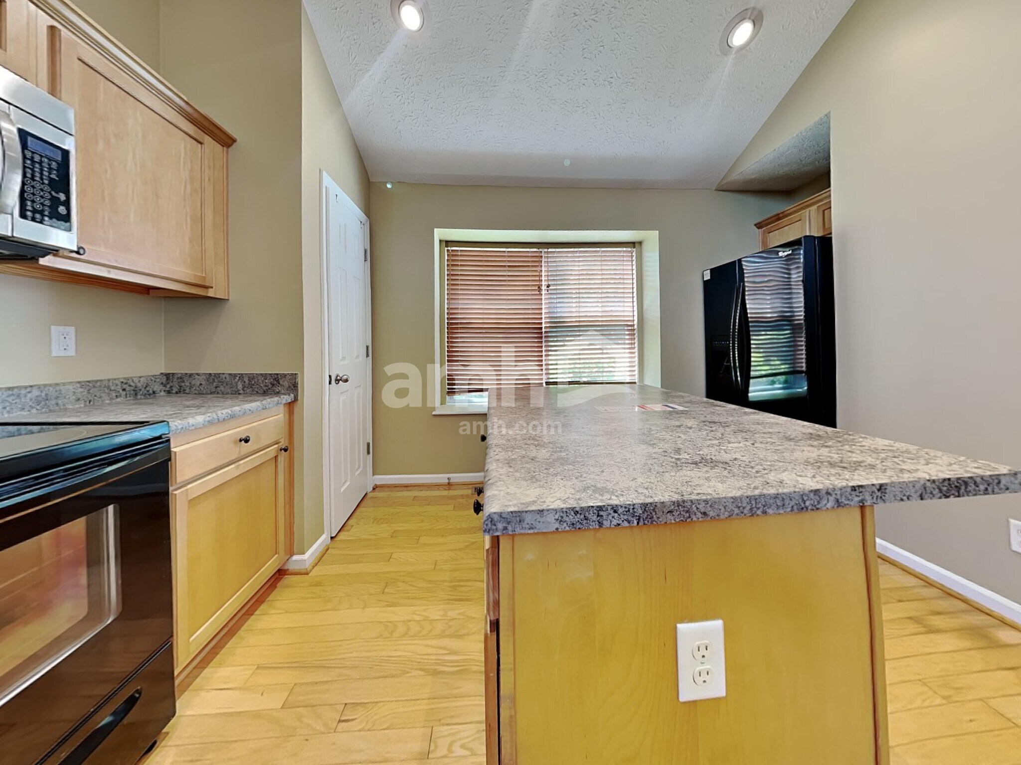 Building Photo - 439 Parkview Ct