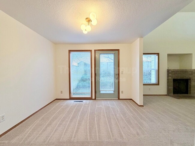 Building Photo - 719 SW Backcourt Pl