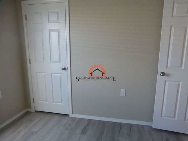 Building Photo - Modern 3 bedroom 2 bath apartment