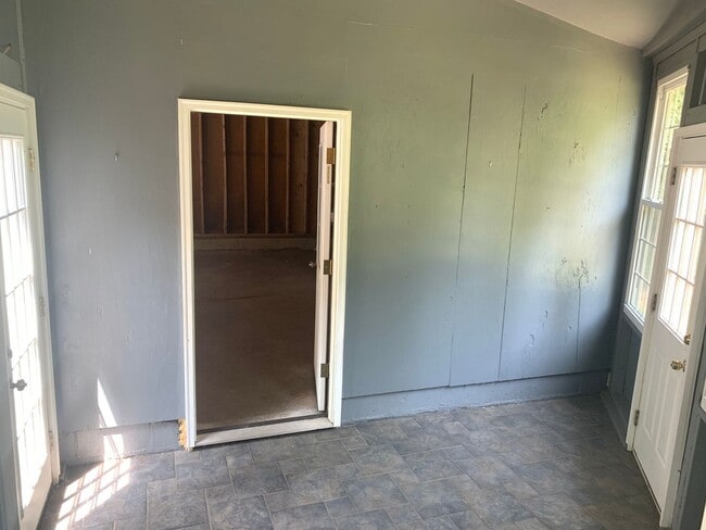 Building Photo - 4 bedroom home in Lowell Schools!