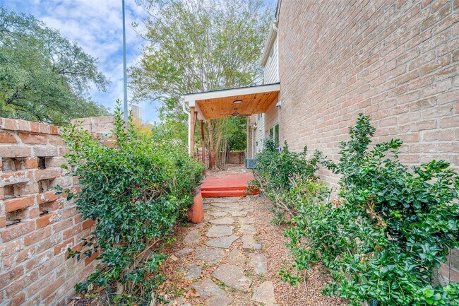 Building Photo - 1037 Town Pl St