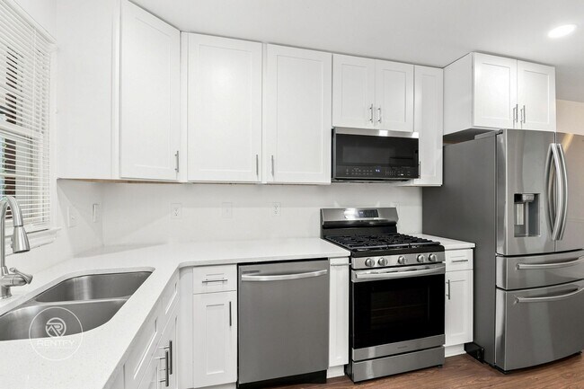 Building Photo - 3700 Driftwood Dr