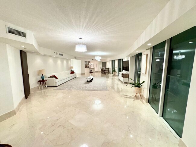 Building Photo - St. Tropez Penthouse
