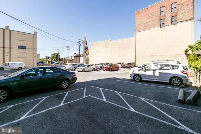 Building Photo - 933 S Charles St