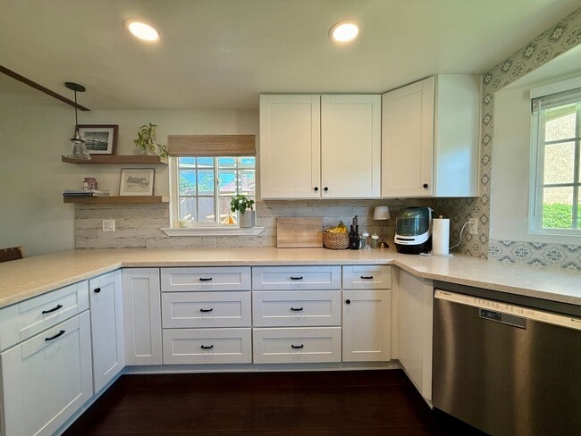 Building Photo - Gorgeous Two Bedroom Home in San Luis Rey