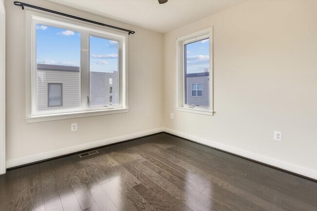 Building Photo - Luxury END-UNIT garage townhouse - 4BD/4.5BA!