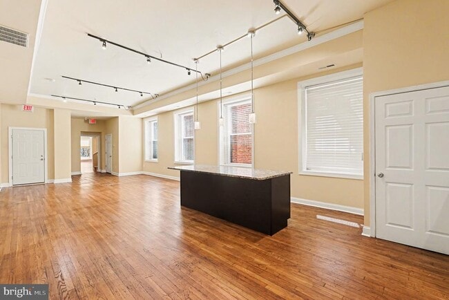 Building Photo - 338 N Charles St