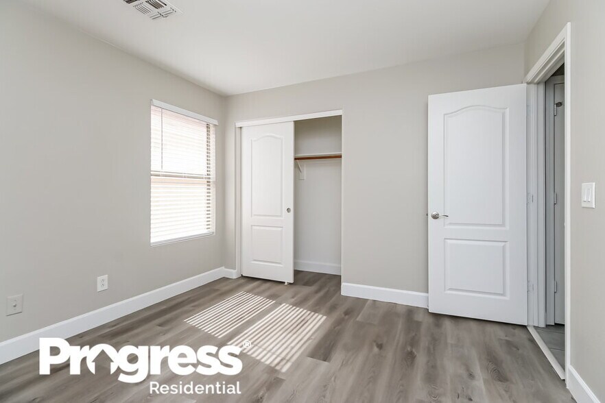 Building Photo - 10846 E Dragoon Ave