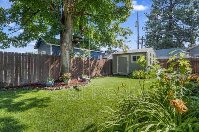 Building Photo - 5424 N Oak St