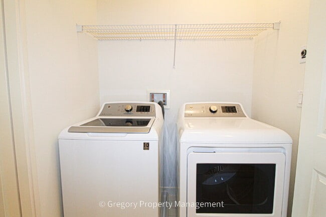 Building Photo - 13824 N Creek Dr
