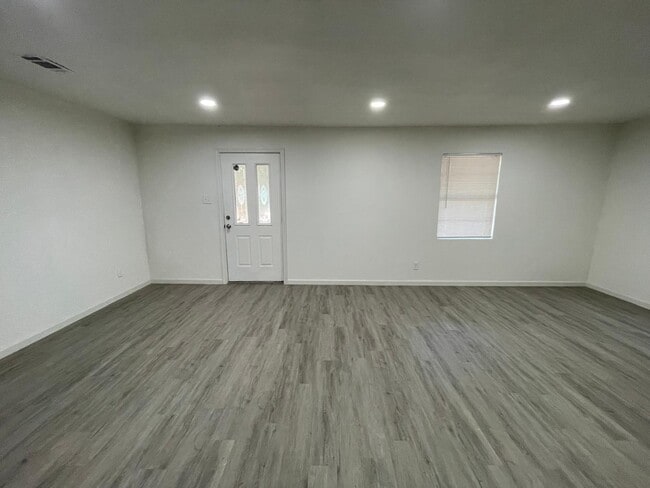 Building Photo - 307 N Buffalo St