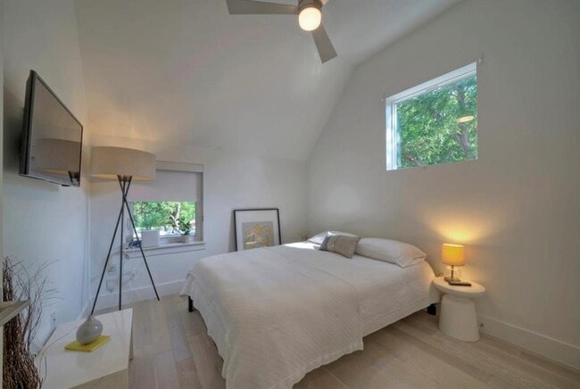 Building Photo - 4608 Santa Anna St