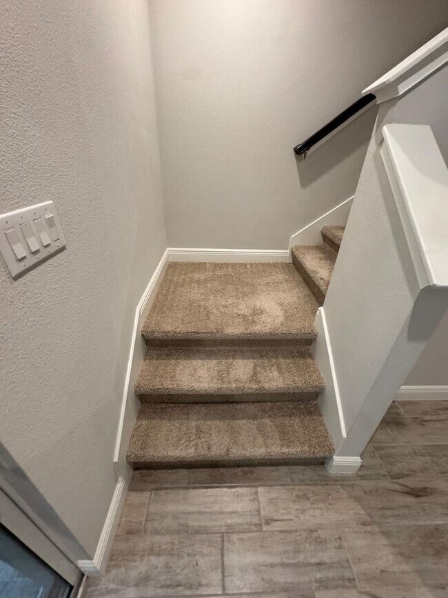 Building Photo - Beautifully maintained 3-bedroom, 2.5-bath townhome