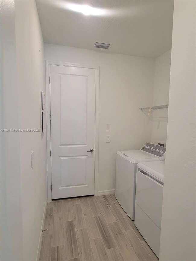 Building Photo - 5727 Gingham Dr