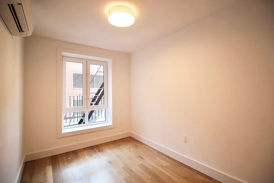 Building Photo - 223 E 96th St