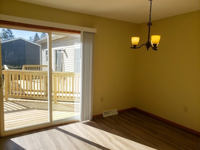 Building Photo - 1323 W Main St