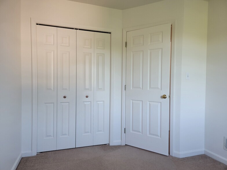 Building Photo - 10 S Whisper Ln