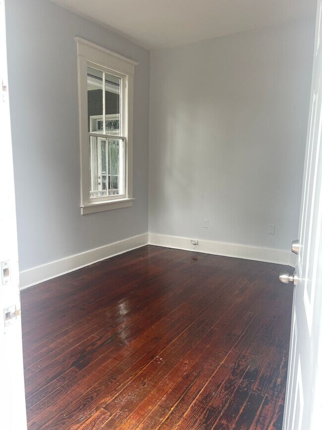 Building Photo - Newly Renovated Tri-Plex Near Forsyth