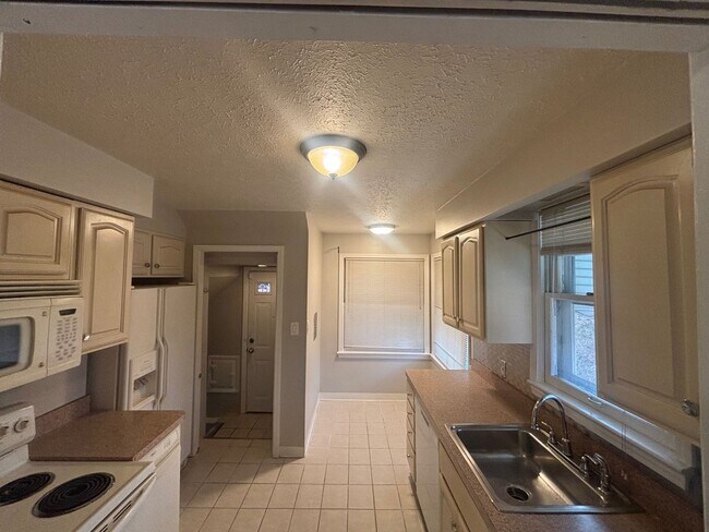 Building Photo - Move-In Ready 3BR Home w/ Fireplace, Garage & Basement – Cleveland