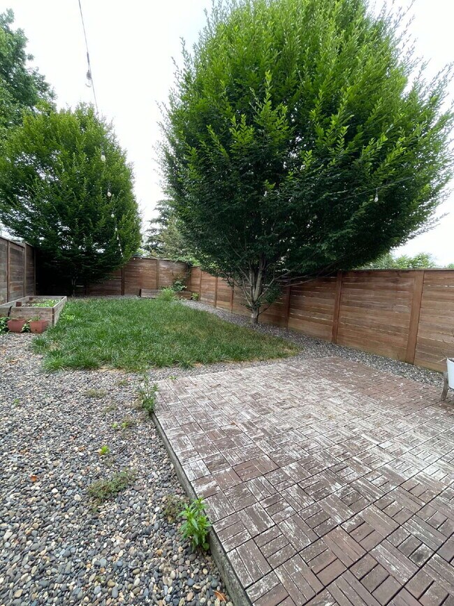 Building Photo - 3 Bedroom / 2.5 Bathroom Home with Attached Garage & Fenced Backyard