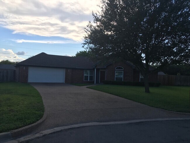 Building Photo - 3/2 super clean and move in ready in MIDWAY ISD