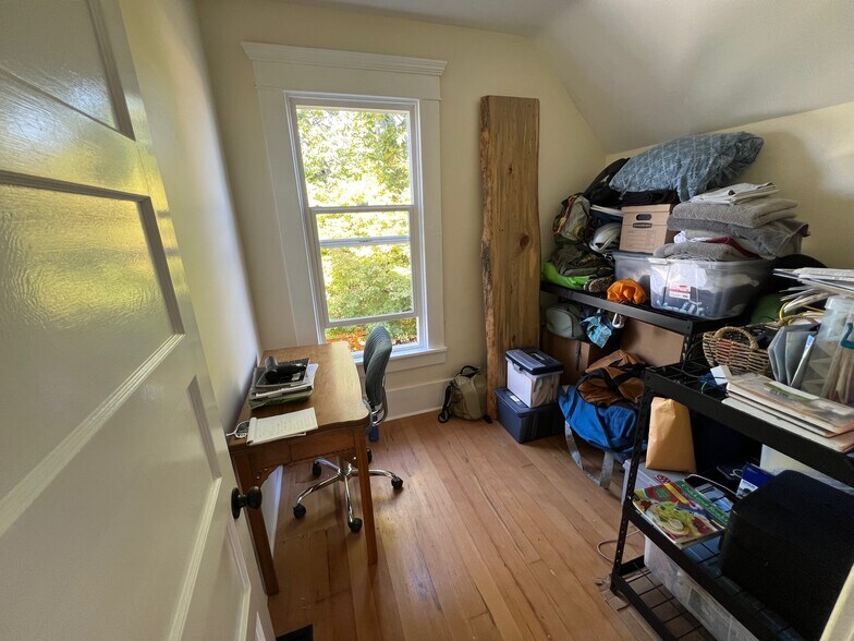 small bedroom approx 7 x 9 - 1310 Astor St