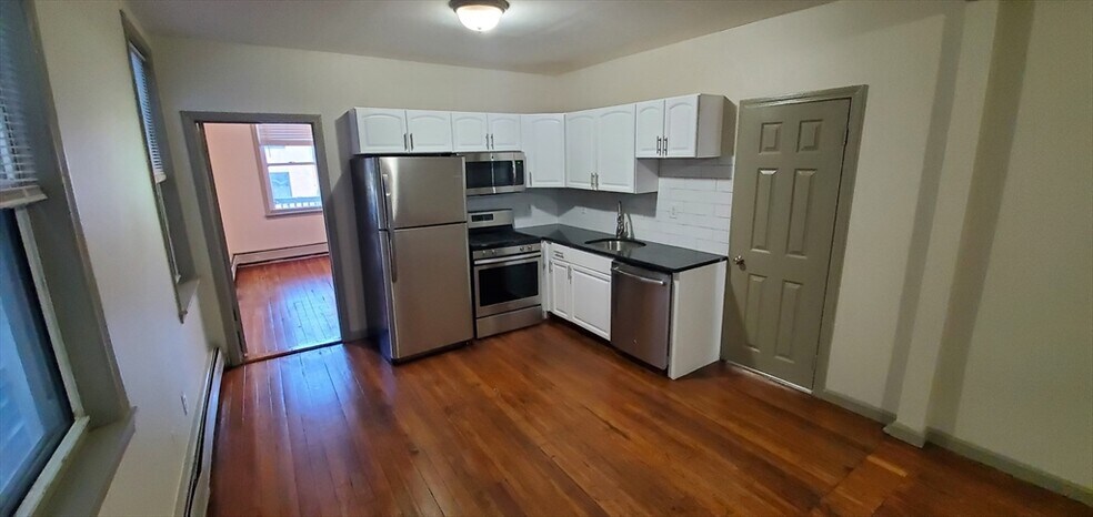 Building Photo - 195 Maverick St