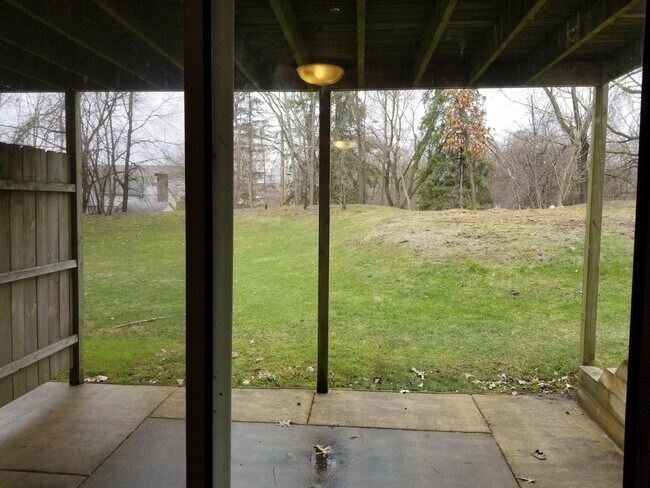 Building Photo - 1623 Lamberton Lake Dr NE