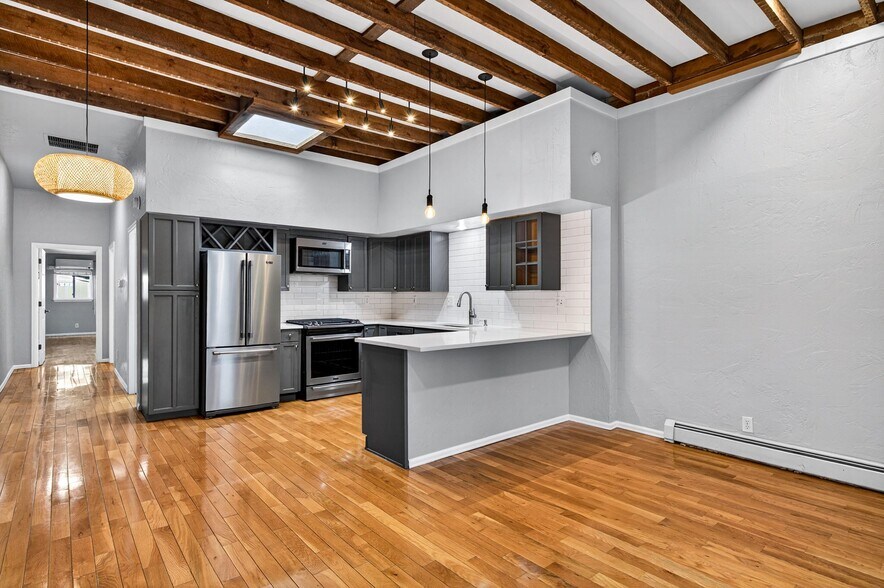 Building Photo - 2419 Tremont Pl