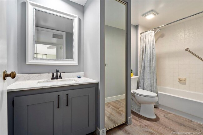 Building Photo - 5616 SE Riverboat Dr
